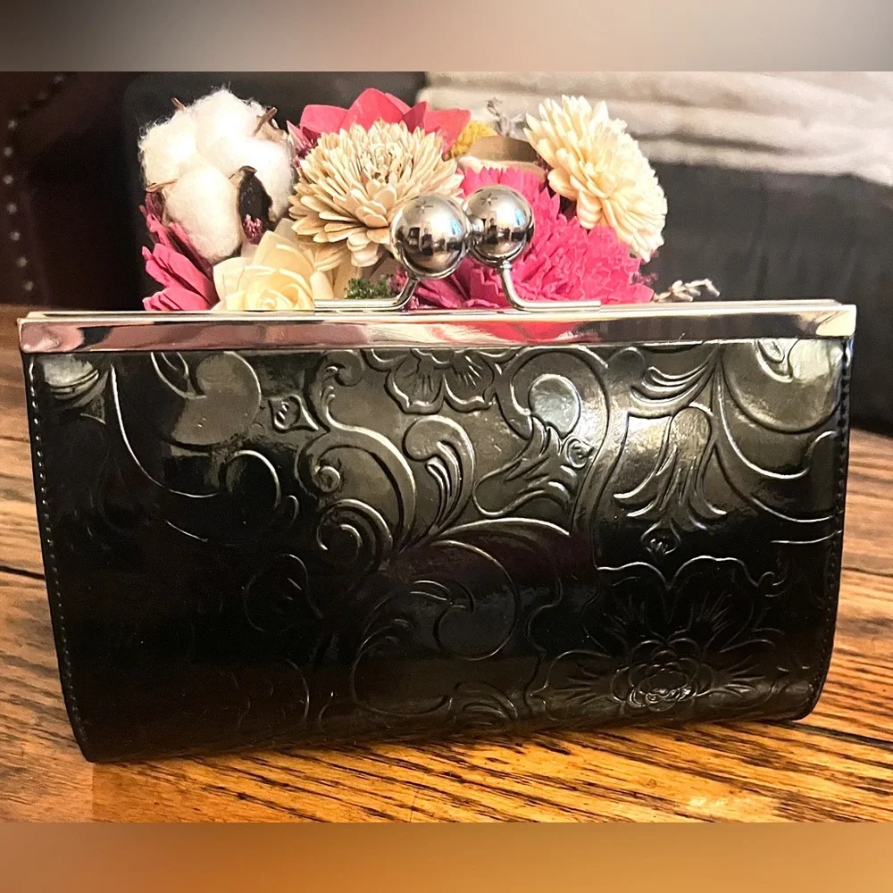 Rare Baekgaard Black Floral Print Patent Leather Kiss Lock Clutch Purse EUC💫